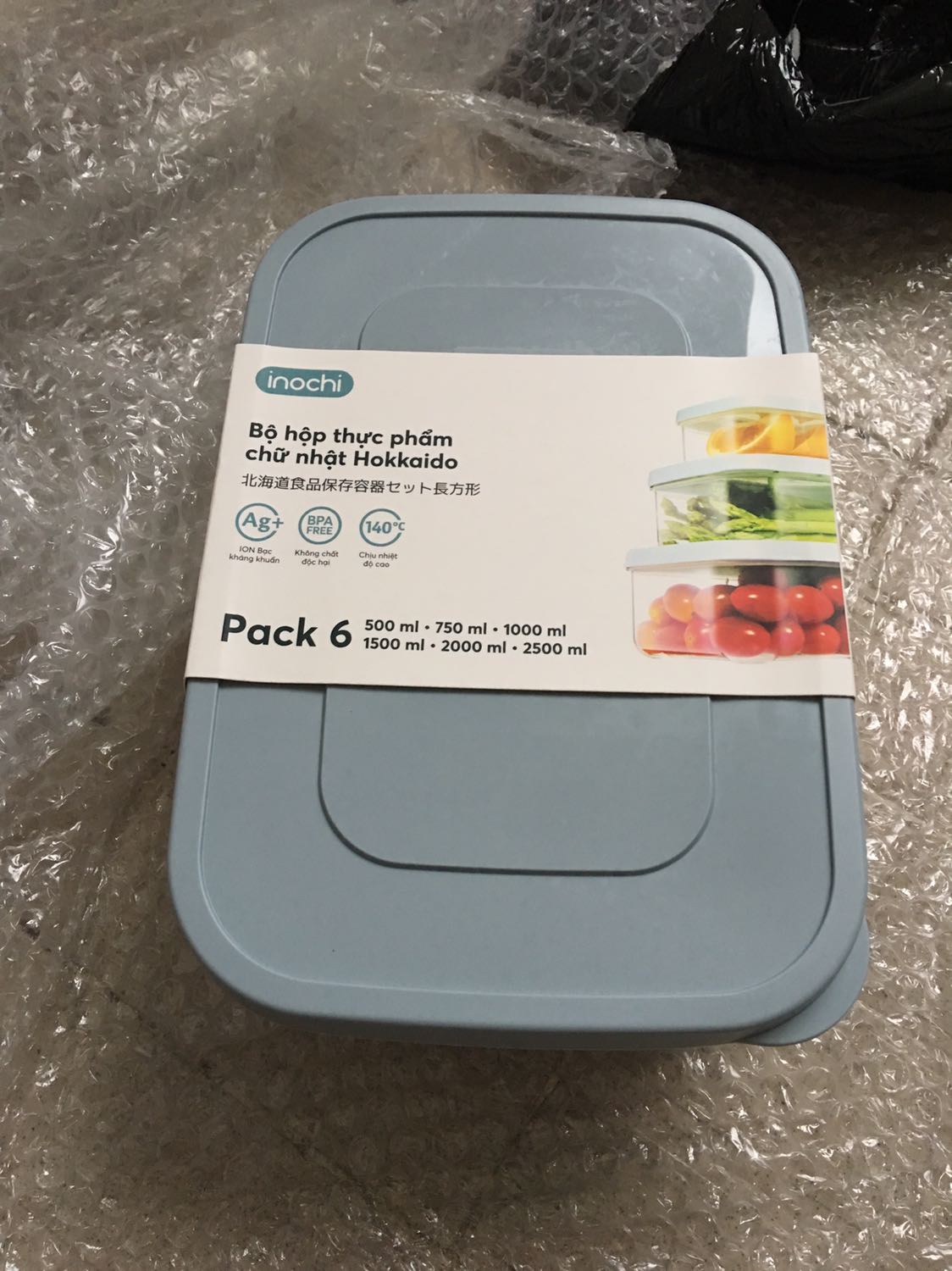 Bộ hộp cầm lên nặng, chắc chắn, sử dụng nguyên liệu tốt. Nắp mềm, đường rãnh phía trong nắp khiến hộp được kín hơn nhưng cũng cho cảm giác dễ bám bẩn nếu không rửa kỹ. Phần hộp khi rửa có cảm giác trơn tưởng mình rửa chưa sạch. Sản phẩm okie,  có dịp mình sẽ mua lại. 
Đọc còm bạn nào bị giao sai màu. Mình cũng đặt và đã được hưởng cảm giác đó. Chắc màu mình đặt hot hit nên tạm hết hàng !