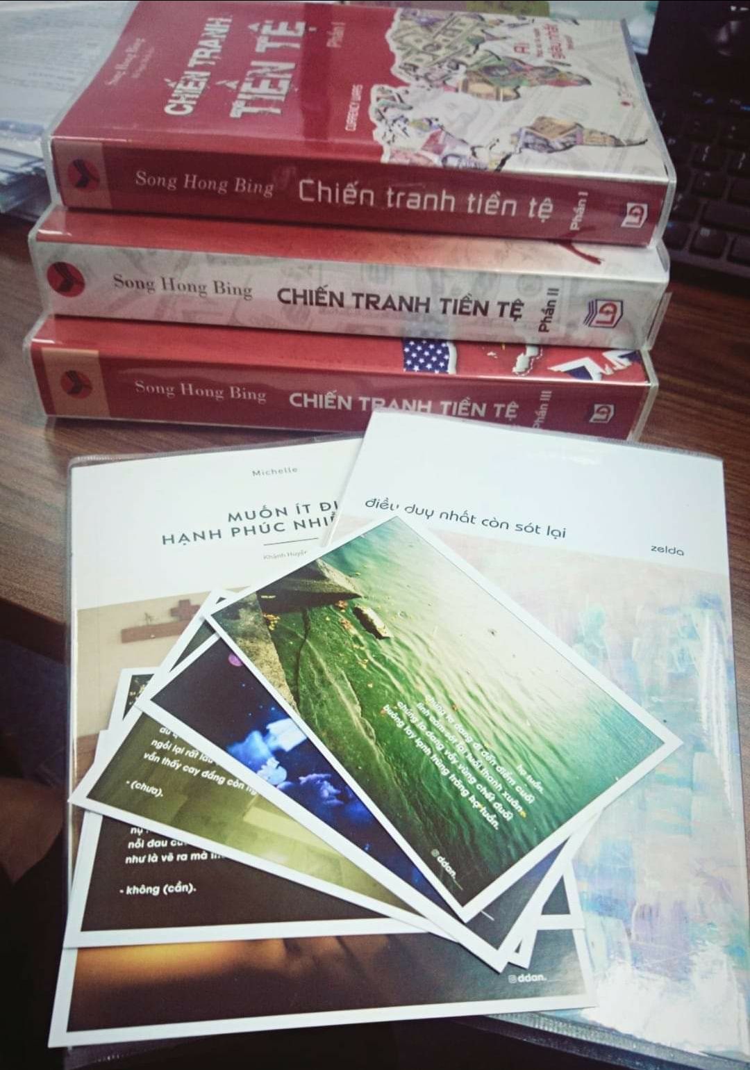 Mình mua cả bộ 3 cuốn vì thầy giáo giới thiệu để đọc, tìm hiểu và có hứng thứ với tài chính. Đặt nửa đêm và sách về rất nhanh, đúng hẹn 2 ngày sau, mới nguyên và sạch đẹp, mình rất mừng vì cần đọc và chuẩn bị bài trước khi lên lớp. Sách khá dày, lượng thông tin/giả thuyết đưa ra không chỉ về tài chính mà còn lịch sử thế giới, chính trị, quân sự,... Hiện giờ mình mới đọc tập 1 nhưng sách khá cuốn hút, dễ đọc, cách viết khiến mình nghĩ mình đang đọc tiểu thuyết giả tưởng, rất bánh cuốn. Với dân không chuyên về tài chính như mình đọc hiểu nhiều hơn thế giới tài chính và quyền lực đằng sau. Dù đây chỉ là ý kiến, góc nhìn của tác giả nhưng nó đáng để đọc và xem xét.