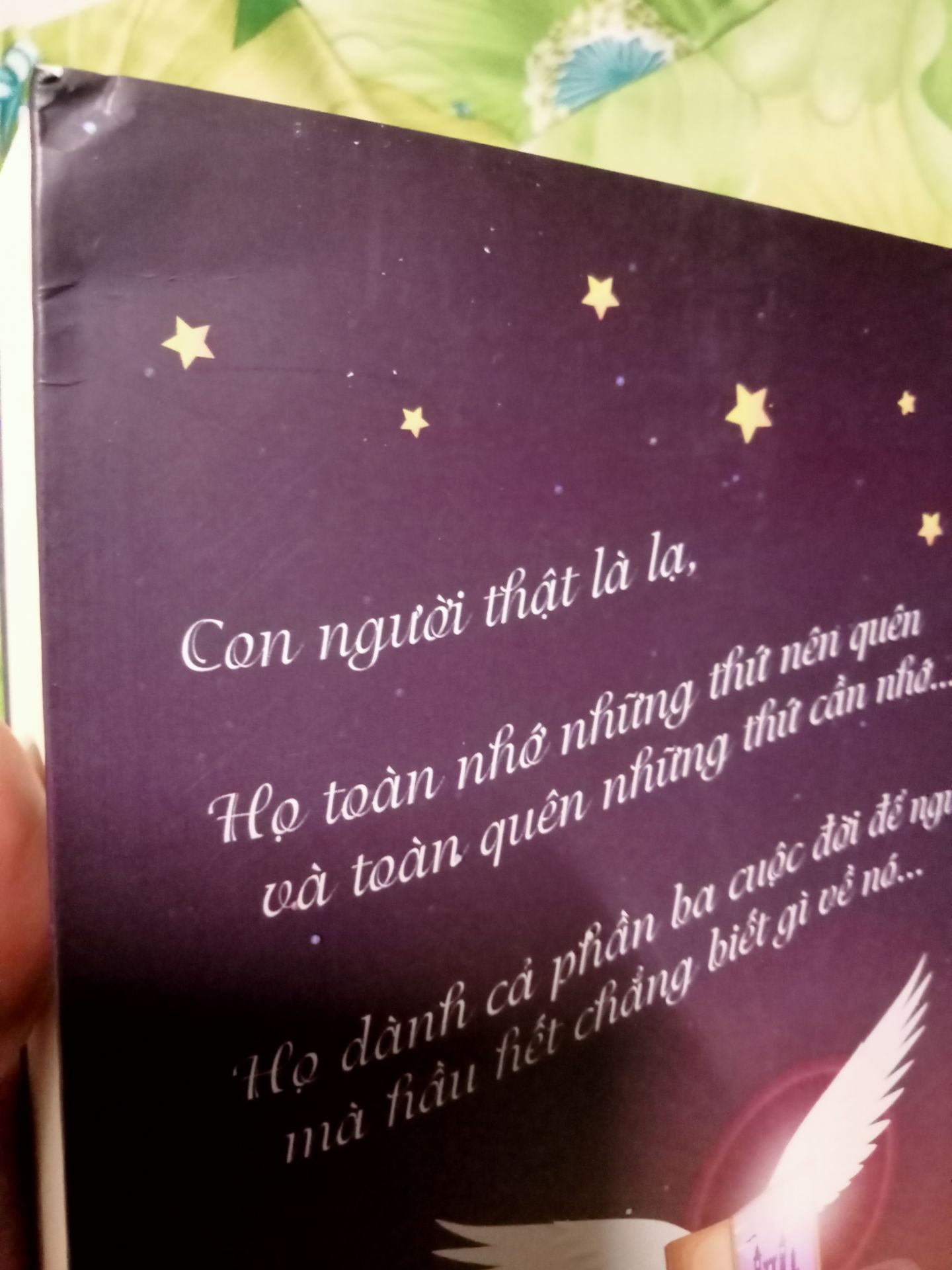 Đóng gói không có bọc chống sốc, góc sách bị móp, bìa sách trầy xước và bìa sách lõng lẻo. Sách này chỉ có thể là sách cũ hoặc sản phẩm trưng bày nên không được bọc nilon mới. Bookmark hàm ý chửi khách hàng ( tối đã mua sách thì có nghĩa tôi là người đọc sách mới mua nhà sách thiếu tinh tế!) Sản phẩm tôi nhận được không xứng đáng với số tiền tôi bỏ ra yêu cầu nhà sách tôn trọng khách hàng yêu cầu nhà sách cung cấp sách mới. Tiki có thể xem xét lại việc kinh doanh của nhà sách để không bị ảnh hưởng tới các sản phẩm - dịch vụ khác!