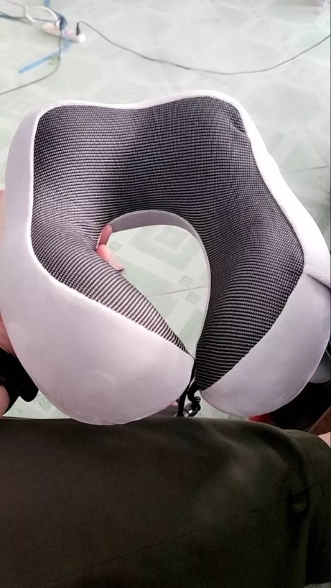 Gối cổ êm, thích lắm k bị cứng như mấy cái lót bông. Giá ổn áp, đi đường xa 10 tiếng ko mỏi cổ ngủ thoải mái. Giao hàng nhanh