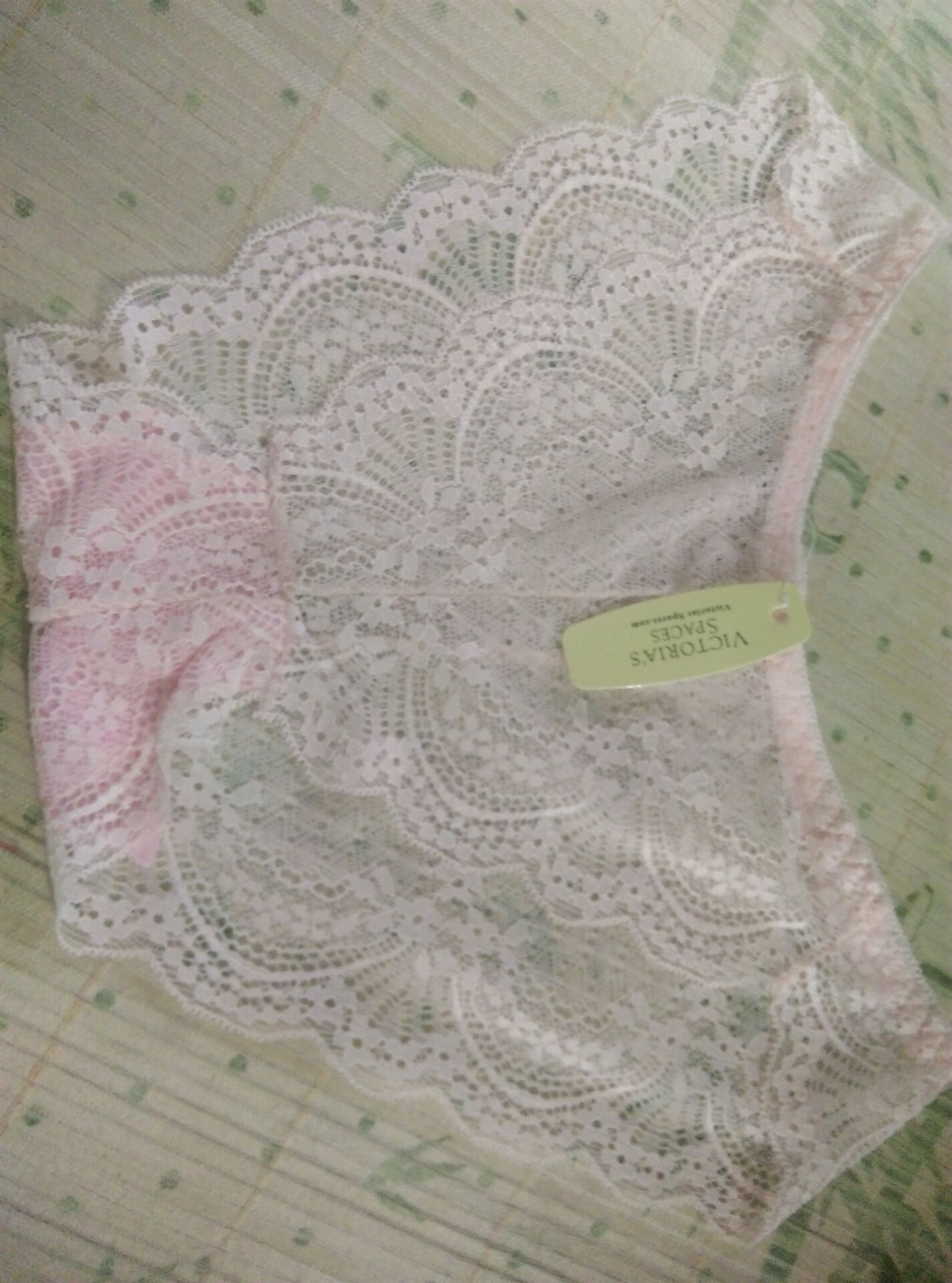 Mình nhận được sản phẩm không giống như hình. tem mác khác. hoa văn, kiểu dáng, quần mỏng không giống với hình ở trên. thất vọng quá.