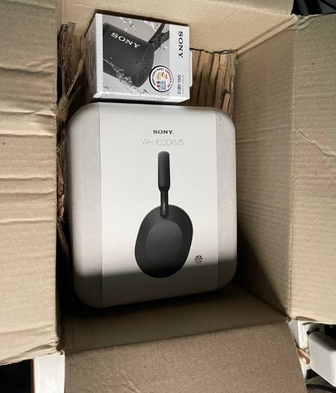 1000XM5 có thiết kế mới, âm thanh rõ ràng hơn và ANC (khử tiếng ồn chủ động) thậm chí tốt hơn trước. Nhưng với lần ra mắt này, Sony không thực sự có cải tiến gì nhiều về tính năng so với 1000XM4