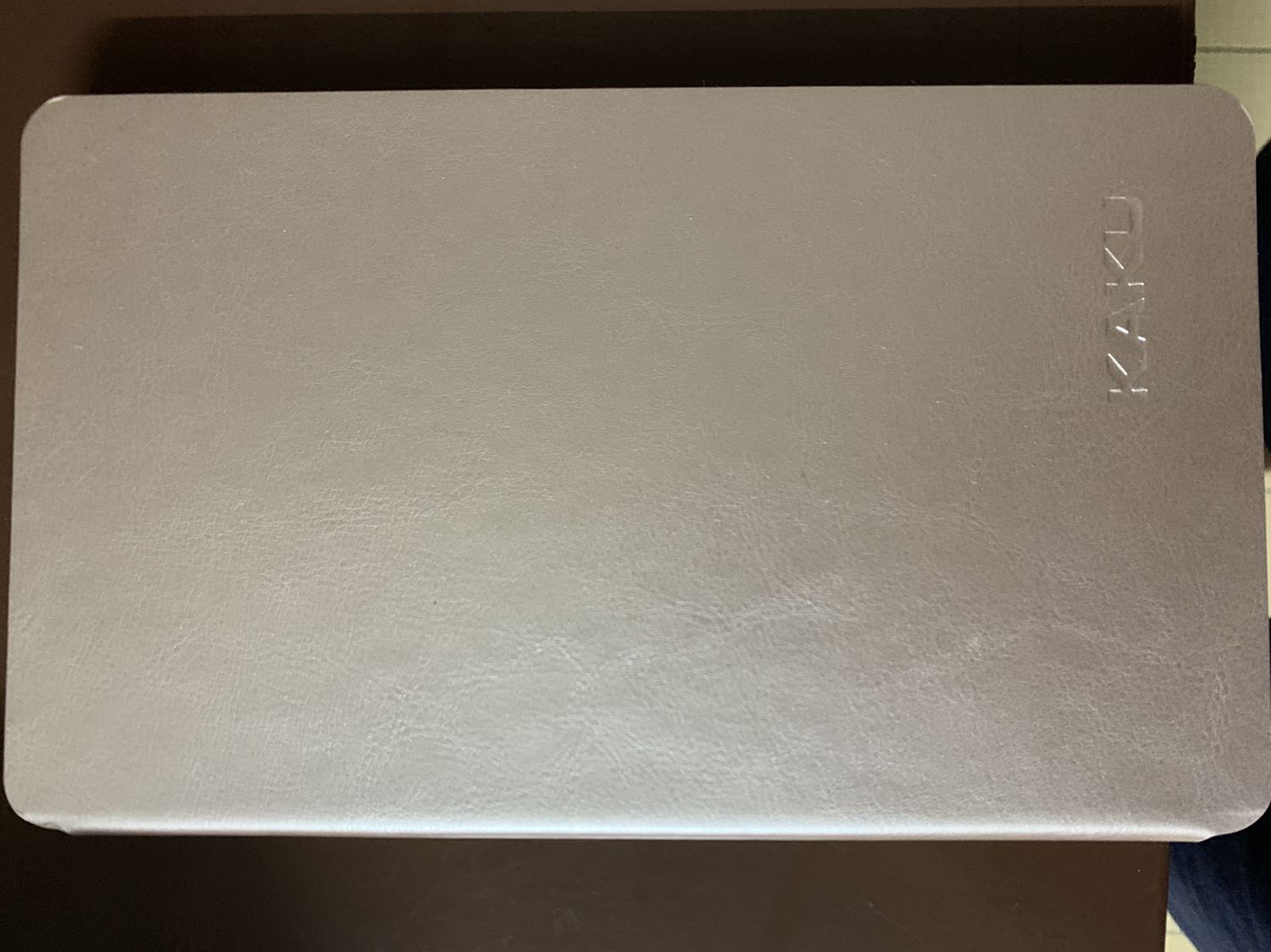 Bao rất đẹp, bọc vừa vặn máy. Mình đã dùng bao da kaku nhiều lần và chất lượng khá tốt, dùng bền. 
Tiki giao hàng nhanh, shippper thân thiện. Sữ tiếp tục mua hàng từ tiki.