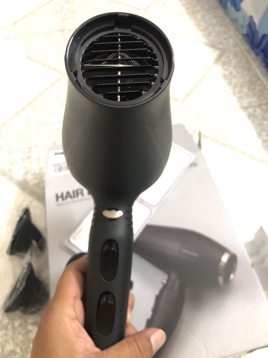 Hài lòng.
Đơn hàng giao đúng hạn. Sản phẩm tốt, 3 tốc độ gió, 2 độ nhiệt, 2 phụ kiện đầu thổi Sấy. Kèm Phiếu bảo hành và Hướng dẫn sử dụng. Dây điện dài, cứng cáp. Máy to hơn các máy sấy Philip.