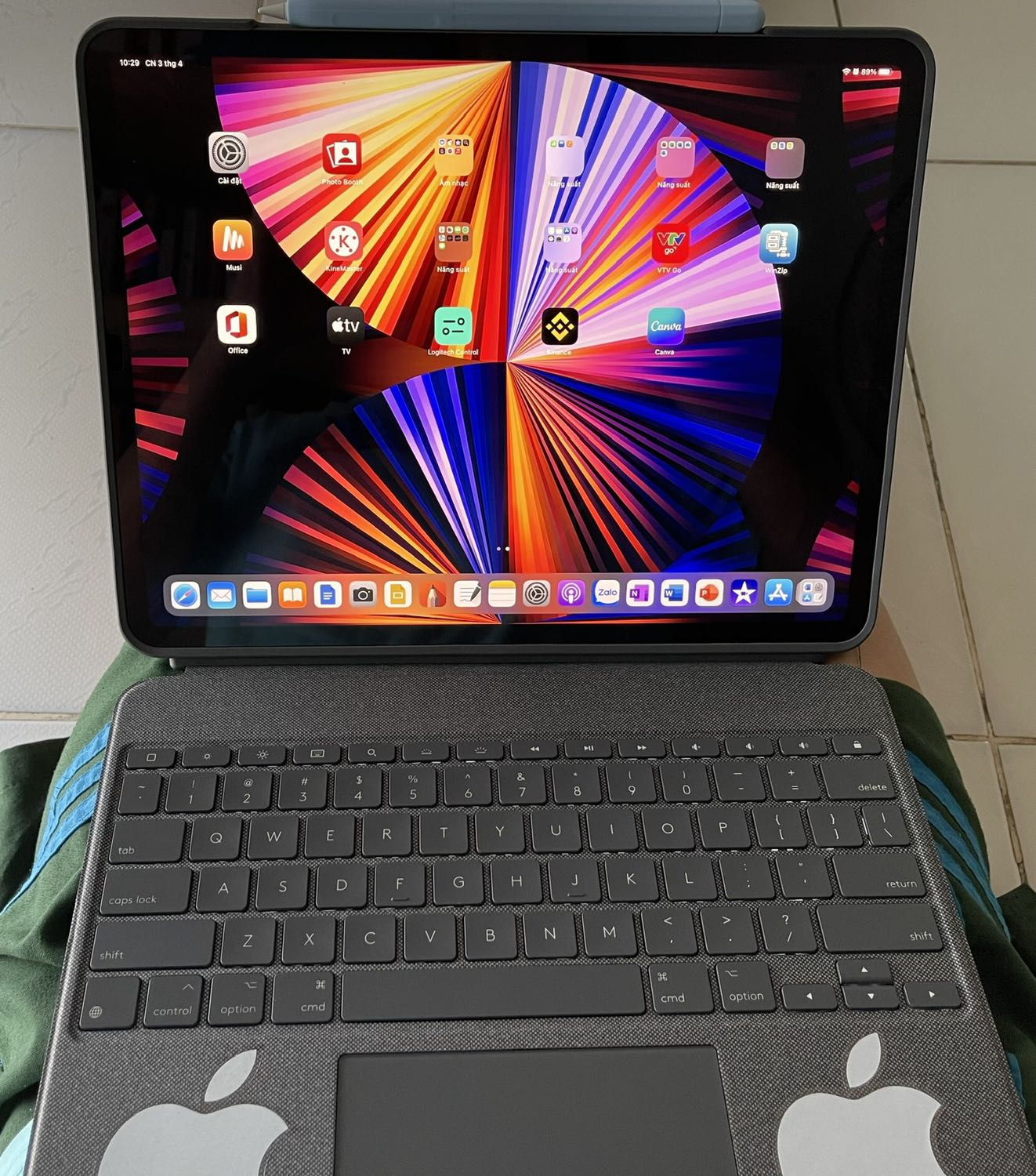 sau 1 thời gian sử dụng có 1 số đánh giá cá nhân sau. Lúc mua giá khá tốt so với ngoài cửa hàng. Bàn di chuột rất mượt giống con macbook mình dùng, bàn phím gõ ok, kết nối tiện lợi tháo ra gắn vào, kim luôn bao da bảo vệ tối đa ipad. Nhược điểm k có đèn báo Caps Loak nhiều khi nhầm, dùng phiên bản 12.9 bất tiện nếu bỏ lên đùi gõ văn bản vì nó hơi dài so với đùi của bạn rất dễ rơi.