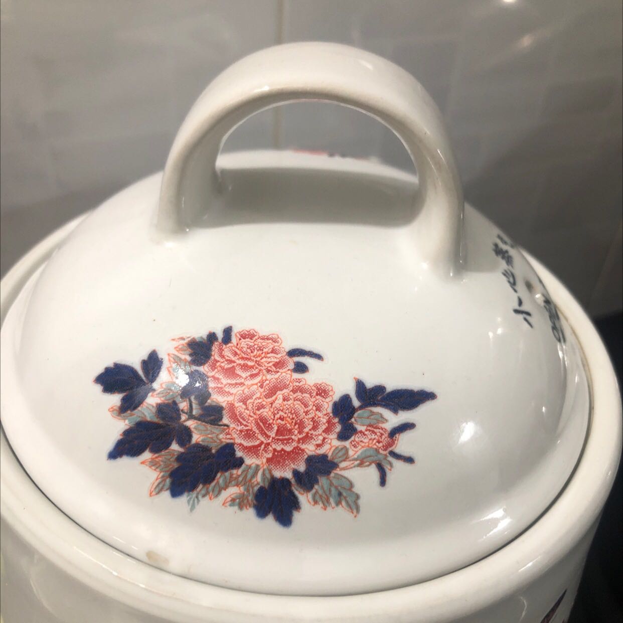 Ấm có vẽ cũ cũ , bị đen đen ở nhiều chỗ trên nắp, tay cầm , chỗ vòi ấm