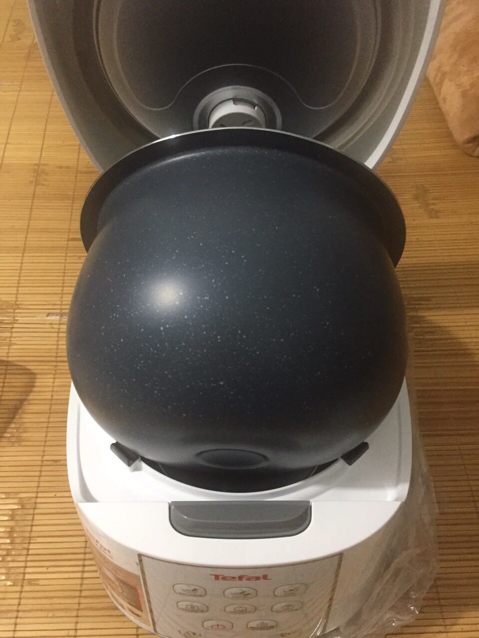 1. Chất lượng bình thường, hệ thống mâm nhiệt cảm giác không được chắc chắn.
2. Hình ảnh đăng rất dễ gây hiểu nhầm cho khách mua hàng. Có thể thông tin rõ có quà đính kèm hay không hoặc báo số lượng quà còn.