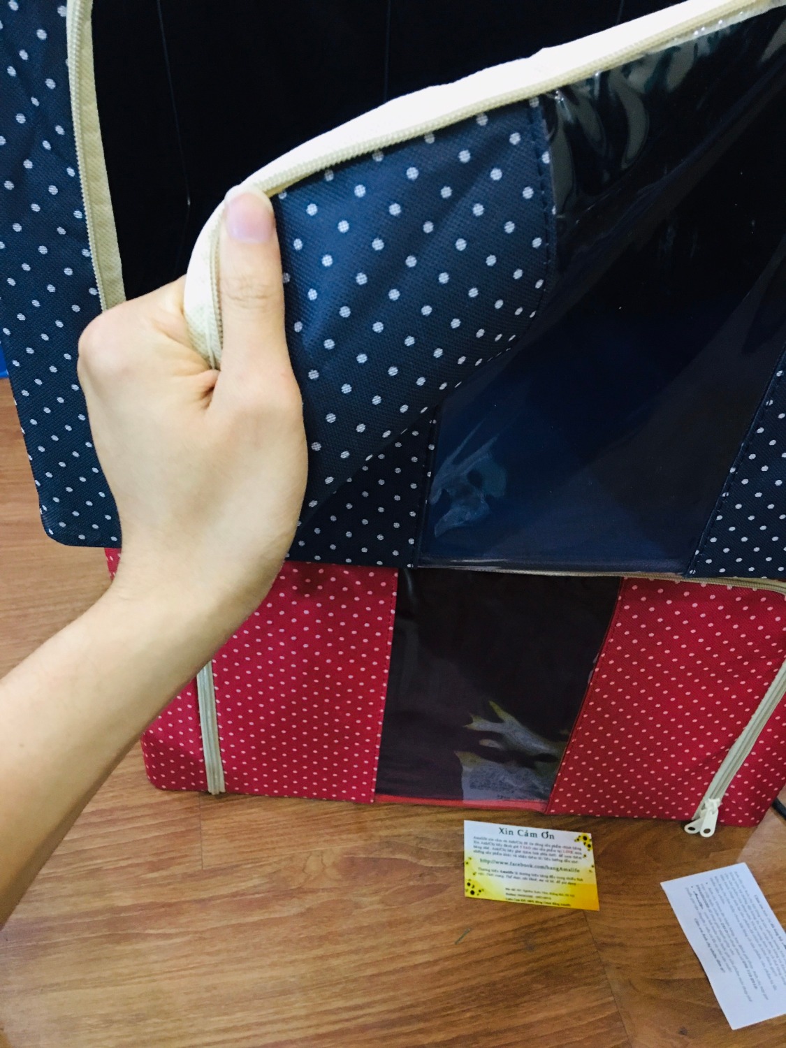 Túi chăn màn khá chắc chắn, vải bền và chống thấm. Tuy nhiên ko bị nhão, vải màu sắc ưa nhìn, 
Khung sắt thì vô cùng cứng cáp, để quần áo và chăn màn mùa đông ok, ko bụi, ko ẩm.
Mình mua như này rất ổn so với giá, đặc biệt lại là hàng chính hãng nên rất chắc chắn