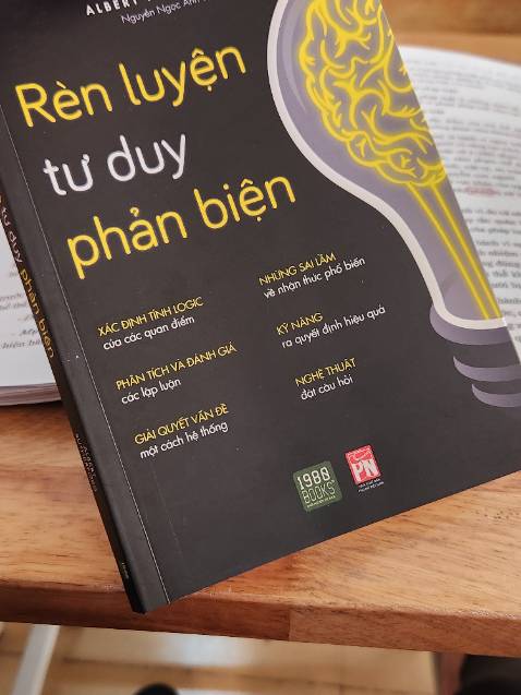 vừa nhận, đọc khoảng 50 trang thì sai chính tả(ảnh cuối)
nội dung cũng ổn, đọc xong hết mới đánh giá khác quan, 7/10