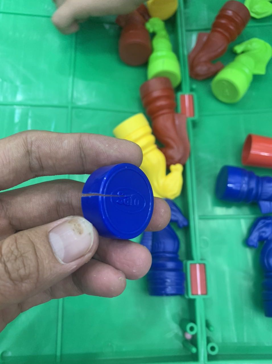 Mình vừa nhận sản phẩm xong nhưng chân của các quân cờ đều bị nứt. Cảm nhận sản phẩm không tốt, nhựa không bền.
Shop giao cho mình sản phẩm lỗi.