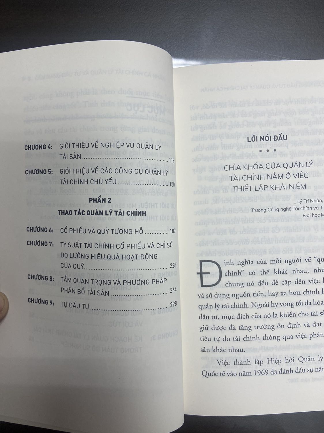 Tiki giao hàng nhanh. Về nội dung: Bên cạnh sách cha giàu cha nghèo thì cuốn này viết về tài chính cá nhân rất hay dành cho những ai không chuyên về tài chính. Cung cấp một cái nhìn tổng quát về quản lý thu - chi, lên mục tiêu và phân bổ ngân sách theo từng giai đoạn trong cuộc sống và mức độ chấp nhận rủi ro. Kiến thức rất cơ bản dễ hiểu, phần đầu tư thì hơi phức tạp liên quan đến cổ phiếu, quỹ bảo hiểm thì hơi khó đọc phải tìm hiểu chuyên sâu từng phần. Tác giả người đài loan nên có những thứ không giống ở Việt Nam, nhưng nguyên lý và bản chất thì ở đâu cũng giống nhau. Chúc mọi người coa được nhiều kiến thức bổ ích và áp dụng thành công vào cuộc sống.