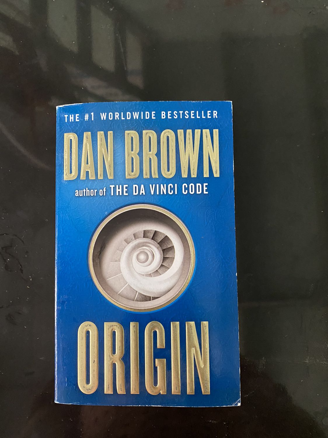 Sách nhỏ gọn bằng bàn tay mình thôi. Giây kiểu cổ ý đọc không chói mắt. Nhiều bạn bảo giấy mỏng nhưng mình thấy ổn chấp nhận được. 
Nội dung hay.