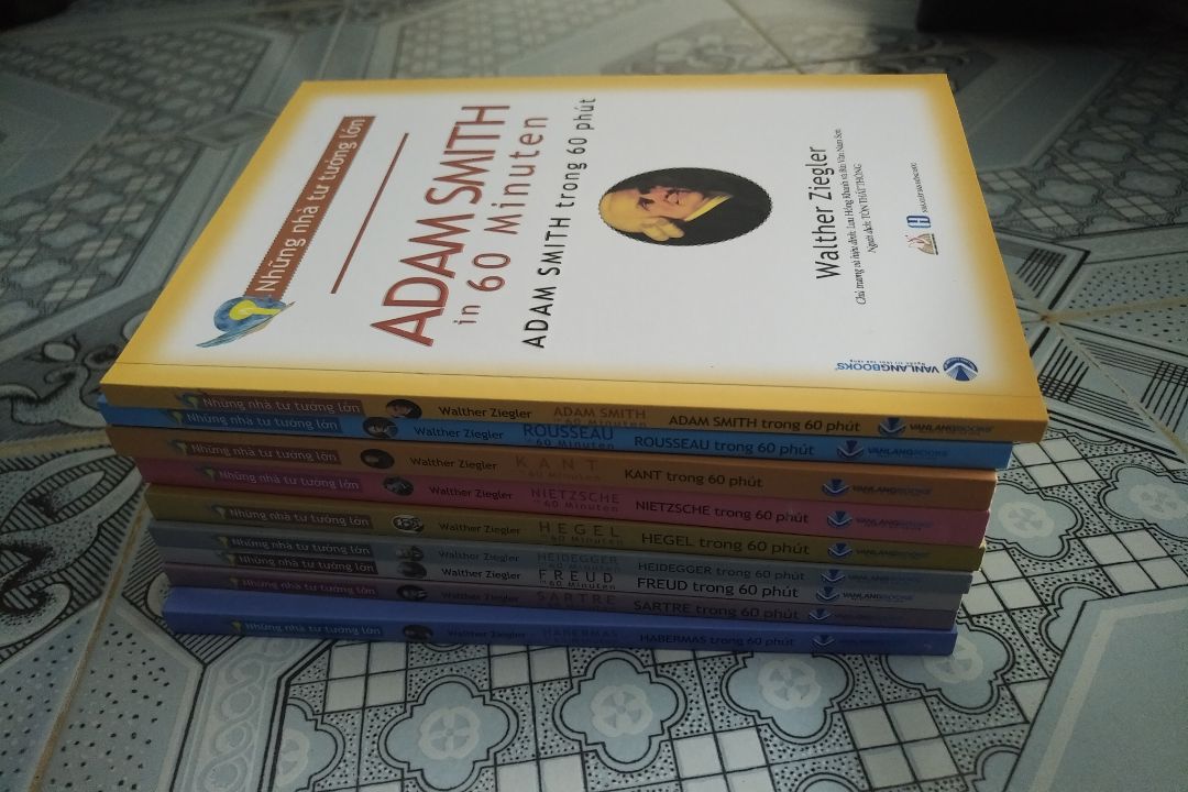 Cả bộ có bọc màng co, đóng gói cẩn thận. Tiêu đề sách được thúc nổi nhưng hơi lệch chữ. Nội dung chia làm hai phần chính là tóm tắt lý thuyết của mỗi triết gia và mức độ thực tiễn trong tư tưởng của họ ngày nay, nhưng nói chung người đọc cần chủ động nghiên cứu thêm. Mình thấy nhà sách có kế hoạch ra thêm 10 cuốn về 10 nhà tư tưởng khác, mong sẽ có combo của đợt mới này.