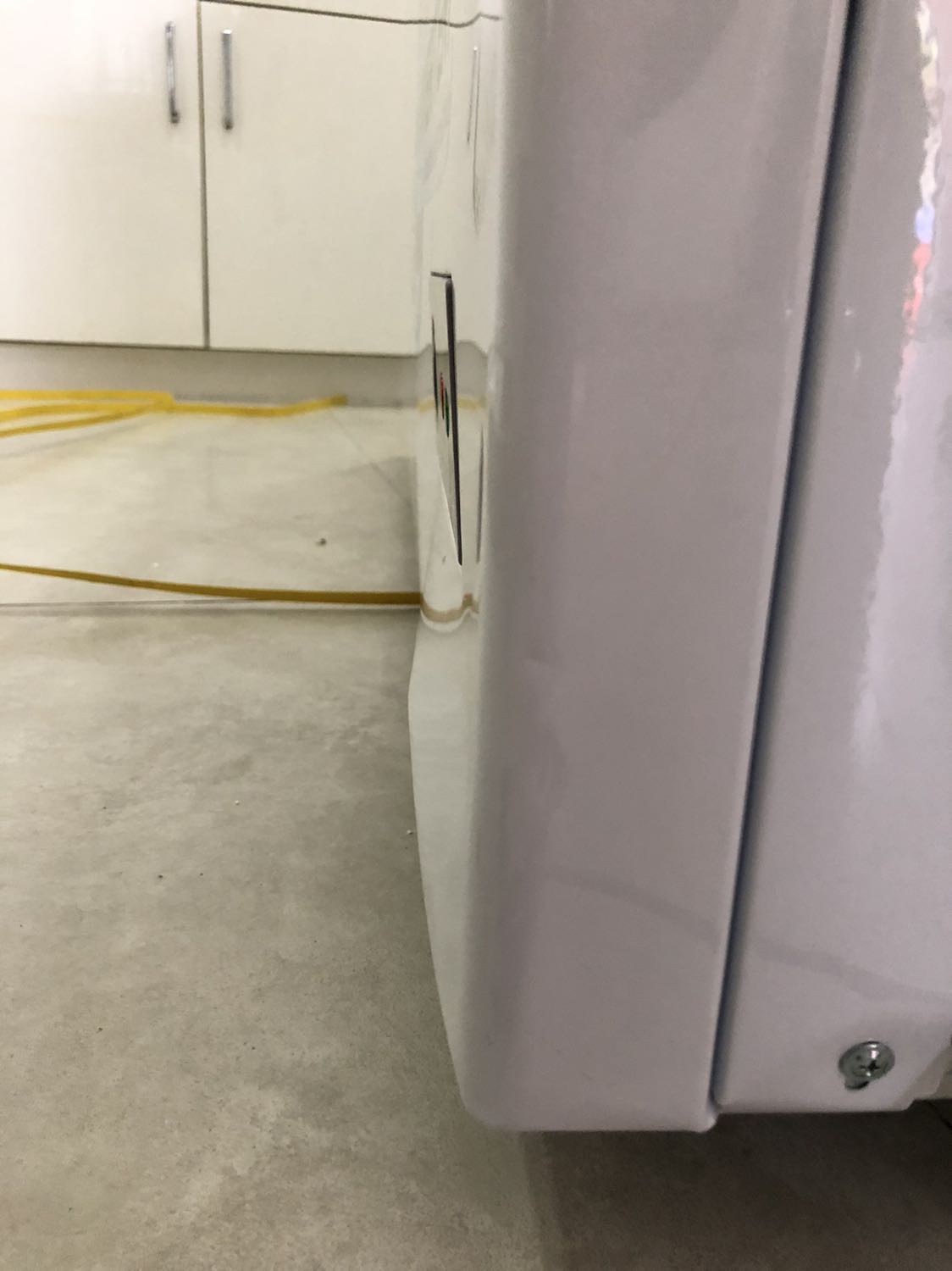 Tủ móp hư hỏng nặng, móp đến bánh xe gập ghềnh không cố định, không cho phép đồng kiểm nên giao hàng xong bỏ đi.