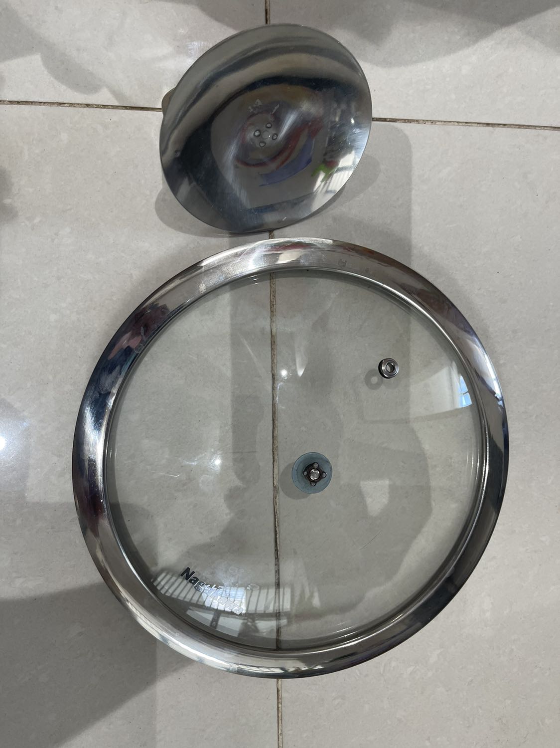 Hàng mới giao đã hư nắp nhìn độ hoàn thiện hơi kém chất lượng