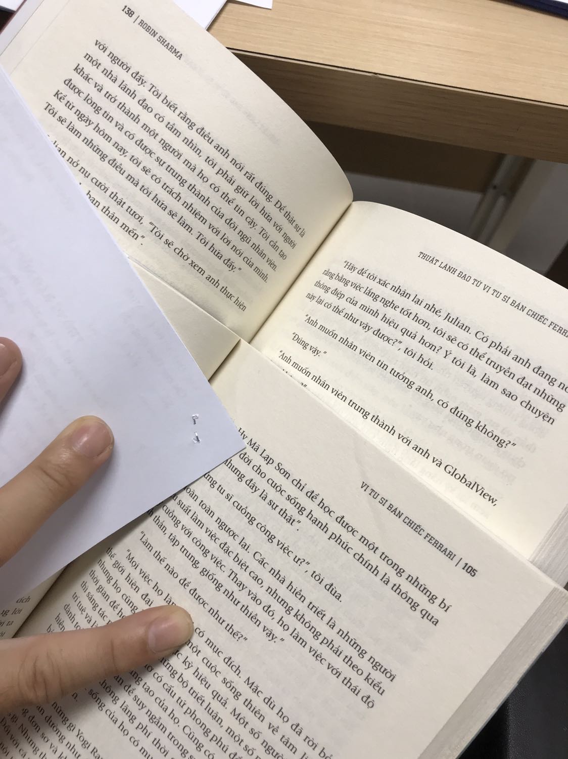 Đóng gói chưa an toàn các góc, dễ bị móp. Giấy mỏng, màu vàng, không mịn.