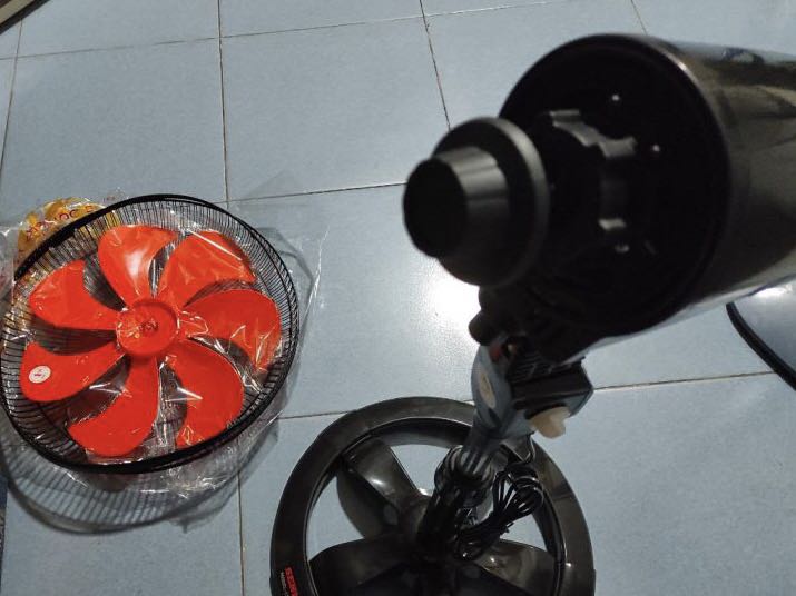 Quạt đứng Senko mẫu này hơi khó lắp xíu. Tất nhiên có phiếu bảo hành và tờ hướng dẫn lắp ráp quạt cũng tương đối dễ hàng. Quạt đỏ 7 cánh như hình nên quạt rất mát 3 tốc độ.