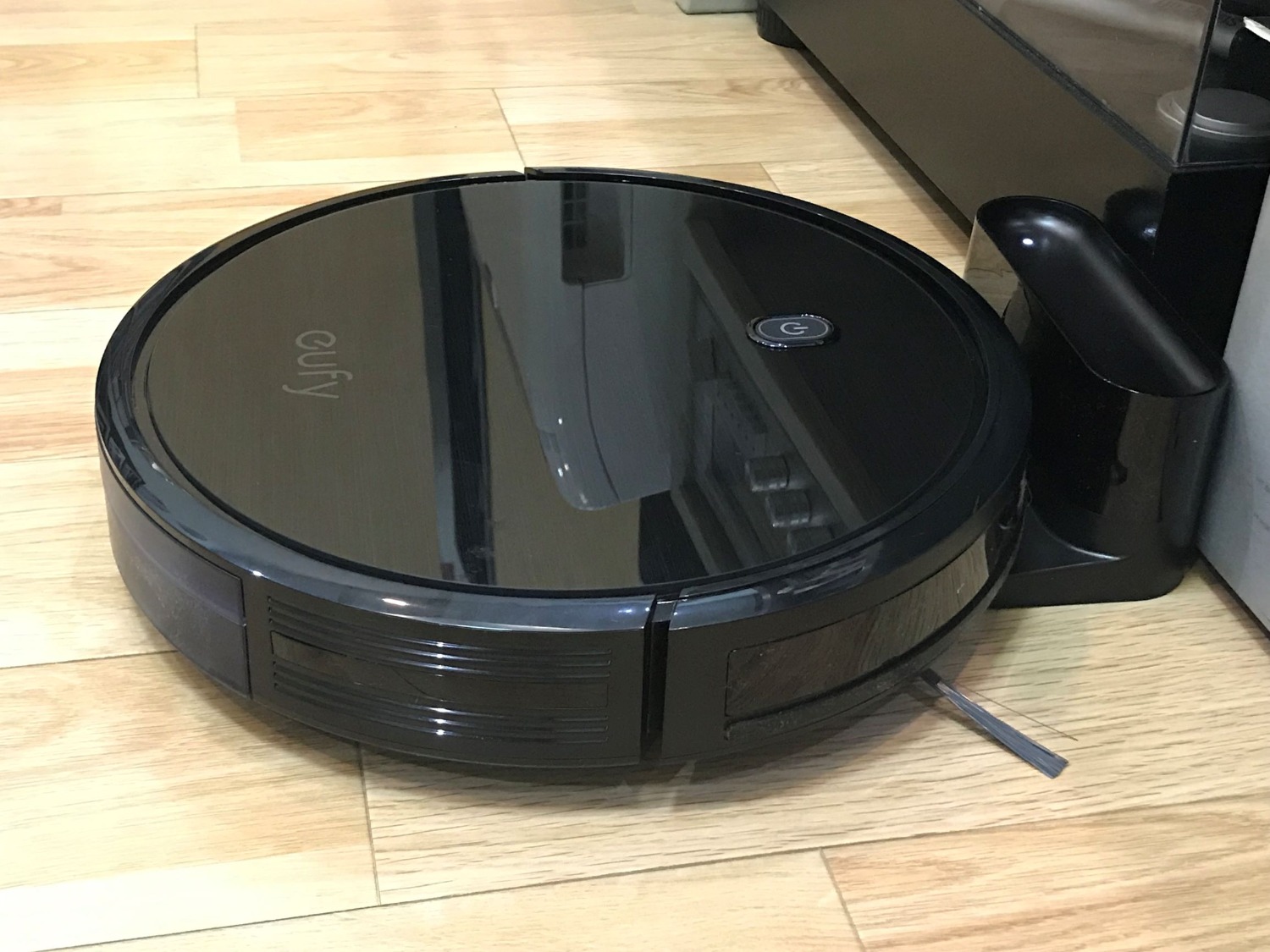 Nhà mình 100m2 đã có 1 máy hút bụi to và 2 máy cầm tay không dây, nay mua thêm cái Robot này cho đủ bộ.
(1) Máy to để tổng vệ sinh
(2) Máy cầm tay để vệ sinh bất chợt
(3) Robot này để vệ sinh thường xuyên.
Nhận xét: 
Robot này không phải loại thông minh, nhưng phù hợp với nhu cầu và giá hợp lý.
Vệ sinh sạch sẽ mặc dù mình vẫn dùng máy cầm tay vệ sinh thường xuyên nhưng robot này vẫn hút ra khối bụi vì nó chui được vào gầm giường.
Điểm trừ là
(-1)  Pin xạc dung lượng thấp và do sử dụng xạc chậm (6 tiếng/lần), nên bị hạn chế thời gian vệ sinh và giãn cách giữa các lần vệ sinh.
(-2) Vỏ máy làm bằng nhựa bám bụi và bám vân tay, hơi mất mĩ quan.

Ngoài ra mua ở Tiki thì hơi bực mình ở chỗ lần nào cũng giao hàng khác với kế hoạch và chỉ báo khi hàng đã trên đường đi giao. Lần này lịch là thứ 6 thì thứ 4 đã thấy gọi nhận hàng.