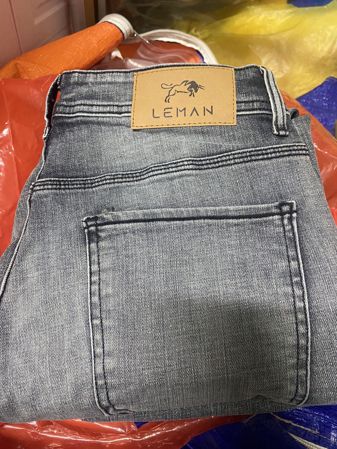 Quần form đẹp, vải co dãn tốt, nhưng quá dài, cao 1m7 mà phải cắt bỏ 5p