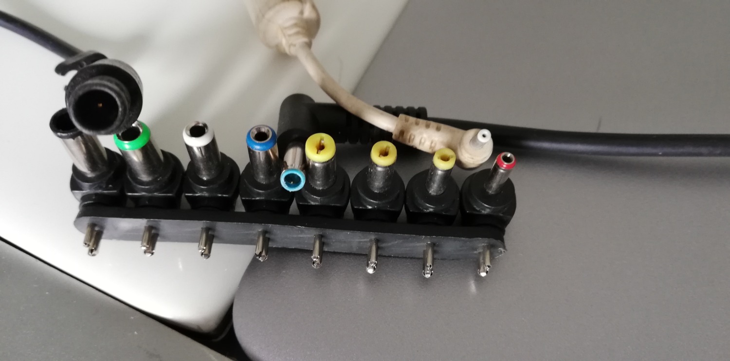 Mình có 3 laptop DELL, ASUS, HP (như hình) nhưng 8 đầu sạc không có cái nào vừa với 3 laptop (xem hình các đầu sạc). 
Cần kiểm tra kỹ trước khi mua kẻo mua rồi không đổi trả được.
Đề nghị Tiki yêu cầu shop cung cấp thông tin loại laptop nào phù hợp để thuận tiện cho KH nhé. Thanks