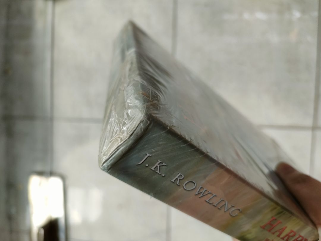 Giá của Tiki rất tốt nhưng:
1. Giao hàng khá chậm, mình đặt đơn từ 29/11 mà 04/12 mới giao
2. Không có bao bì nào khác để bảo quản, Tiki chỉ cho vào hộp rồi gửi đi
3. Nhận truyện mình không vui chút nào, seal thì rách, bao bì bên ngoài của truyện thì ọp ẹp, móp méo