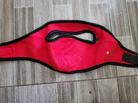 Đặt màu hồng giao màu đỏ.... sản phẩm còn bị dính bẩn.... mang thử thì không ôm khít mặt lỏng  phần mắt mũi