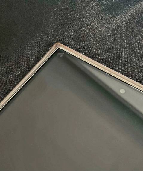 Không bị bụi mà góc vẫn bị bong bóng. Không ổn lắm so với giá 4***đ