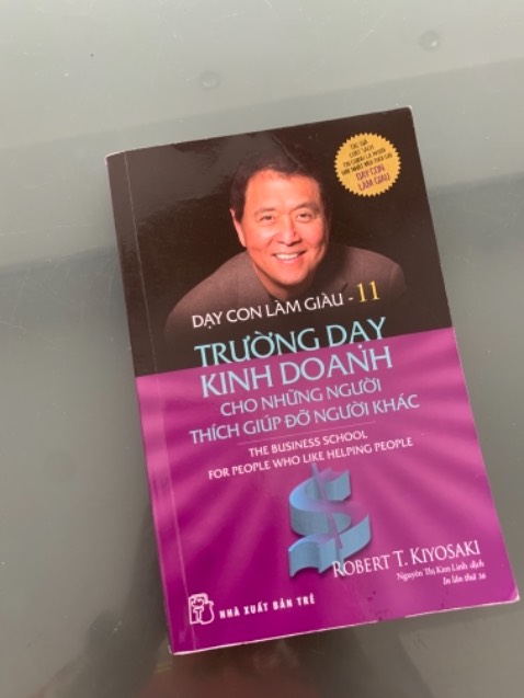 Tóm tắt sách: "DẠY CON LÀM GIÀU tập 11"
Nhìn cái tiêu đề : Trường dạy kinh doanh cho những người thích giúp đỡ người khác" là mình cũng hiểu đôi chút nội dung cốt lõi của cuốn sách rồi hen.
Trong cuốn sách này ông Robert T.Kiyosaki  có nhắc đến một thứ đó là hệ thống. Tại sao Thomas Edison lại giàu và nổi tiếng? Thực ra Edison ko phát minh ra bóng đèn...mà đúng hơn là ông hoàn thiện và kinh doanh chúng, vì nó thực tế và sáng lâu. Để bóng đèn sáng thì nó đòi hỏi phải có một đường lưới điện (hệ thống điện) và ông đã nhận ra tầm quan trọng của một hệ thống hơn là một phát minh.
Những người giàu nhất thế giới đều xây dựng mạng lưới làm việc và làm chủ nó như John D.Rockefeller, Bill Gates, Alexander Granham Bell,... Và ông Kiyosaki gợi ý cho mọi người một ngành  kinh doanh gọi là kinh doanh tiếp thị mạng lưới để mn dần bước qua ô bên phải của kim tứ đồ (mời bạn đọc cuốn 2 của Dạy con làm giàu để tìm hiểu về kim tứ đồ).

Trong cuốn sách ông cũng có nói đến các cách làm giàu khác (mn xem thử mình có nằm trong số này ko nha) như: 
1. Kết hôn với người giàu 😇
2. Lừa đảo.
3.Tham lam.
4. Chi tiêu tằn tiện.
5. Làm việc cực nhọc.
6. Bạn cực kỳ thông minh, tài giỏi, xinh đẹp, quyến rũ hoặc nhân tài.
7. Nhờ may mắn trúng số, trúng đất,...
8. Được thừa hưởng gia tài.
9. Đi đầu tư: bđs, chứng khoán.
10. Tự khởi nghiệp, kinh doanh nhượng quyền,...
và cách cuối cùng: 
11. Xây dựng kinh doanh tiếp thị mạng lưới: nó là phương pháp mới mẻ và cách mạng.
10 cách ở trên đều tập trung vào người muốn giàu có. Nói cách khác điều đó được xem như là cách tập trung tham lam, cá nhân. Còn phương pháp số 11 là sự chia sẻ sự giàu có với những ai thật sự muốn làm giàu. Tác giả còn lấy ví dụ của Henry Ford giàu có ko chỉ vì quan tâm đến khách hàng mà ông còn lo lắng cho nhân viên.
Ông còn đưa ra các dẫn chứng cụ thể Ngành kinh doanh tiếp thị mạng lưới mang lại những giá trị gì:
1. Tất cả mn đều có cơ hội giàu có ngang bằng nhau, ko phân biệt tuổi tác, giới tính, địa vị.
2. Giá trị giáo dục làm thay đổi cuộc đời: dạy cho bạn các kỹ năng thực tế chứ ko phải chỉ lí thuyết cả về trí tuệ, thể chất, cảm xúc và tư duy.
3. Bạn bè là người giúp bạn tiến lên chứ không phải kéo bạn xuống. Và khi làm việc gì bạn cũng phải có Kế hoạch 5 năm.
4. Giá trị kinh tế của mạng lưới sẽ tăng lên theo hàm mũ, chứ ko theo số lượng. Ở đây ông có nhắc đến nhượng quyền thương mại và định luật Metcalf và công việc này là tạo ra một người giống bạn. Kinh doanh TTML ko cần bạn phải bỏ ra số tiền lớn.
5. Giúp bạn phát triển khả năng kinh doanh và biết chấp nhận sự từ chối. Bị từ chối và sửa sau= được đào tạo và tăng tốc.
6. Phát triển kỹ năng quản lý chứ ko phải là một nhà lãnh đạo.
kỹ năng lãnh đạo ở đây là cung cấp cho bạn những kiến thức, thời gian, cơ hội để phát triển kỹ năng quản lý kinh doanh.
7. Không làm việc vì tiền mà vì giàu có, giàu có về thời gian bao nhiêu lâu bạn sẽ dùng hết số tiền kiếm được. Tiếp thị mạng lưới dạy bạn cách làm việc để giàu có. Muốn giàu có thì bạn cần loại tiền đến từ các tài sản.
Ông cũng nhắc đến 3 kiểu trí thông minh: trí tuệ, cảm xúc, tài chính và nếu muốn làm giàu thông minh cảm xúc còn quan trọng hơn thông minh trí tuệ.
Vì sao vẫn có những người kinh doanh tiếp thị mạng lưới thất bại, một lần nữa câu trả lời nằm ở trí thông minh cảm xúc.
Thông điệp cuối cùng ông muốn đưa ra là, một khi bạn đã tìm thấy một ngành kinh doanh phù hợp với mình, hãy hết mình vì nó.
Cuối cuốn sách ông cũng nói vì sao một số nhà kinh doanh thành công lại thành côn hơn? Tại sao hầu hết mọi người không giàu?
8. Nhấn mạnh việc sống và khuyến khích theo đuổi ước mơ của bạn.
9. Một công việc mà vợ chồng, con cái có thể làm chung với nhau,cùng nhau phát triển, được gần nhau và có tg bên nhau.
Nếu bạn muốn giàu có, bạn phải trở thành chủ doanh nghiệp và một nhà đầu tư.
Tiếp thị mạng lưới tạo cơ hội cho hàng triệu người trên khắp thế giới làm chủ cuộc đời và tương lai tài chính của họ. Công ty TTML luôn có những ng sẵn sàng giúp đỡ bạn trở thành những người giàu có. Hệ thống TTML công bằng hơn các hệ thống trước đó trong việc đạt được sự giàu có....
Và nhiều điều hay trong cuốn sách này mời b tìm đọc nhé!