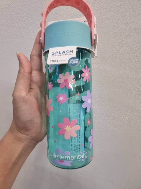 Chời ơi cái ly màu xinh xĩu luôn, họa tiết hoa được in nổi sắc nét rờ đã lắm, bình nhựa độ hoàn thiện cao nên mua với giá này ko thấy uống tiền tí nào