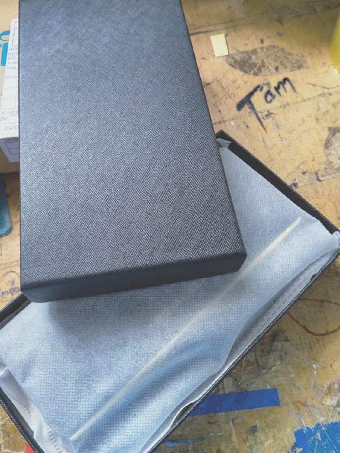 Đã nhận hàng, hàng, hộp đựng cẩn thận. Ví form dáng basic nhưng vì thiết kế có ánh vàng kim nên nhìn sang chảnh hơn nhiều, đẹp, có nhiều ngăn để đựng thẻ. Khóa kéo cũng mượt mà Đã nhận hàng, hàng, hộp đựng cẩn thận. Ví form dáng basic nhưng vì thiết kế có ánh vàng kim nên nhìn sang chảnh hơn nhiều, đẹp, có nhiều ngăn để đựng thẻ. Khóa kéo cũng mượt mà