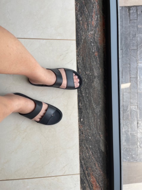 Dép thiết kế đẹp, hợp thời trang. Đường may kỹ. Shop phục vụ chu đáo. 5*