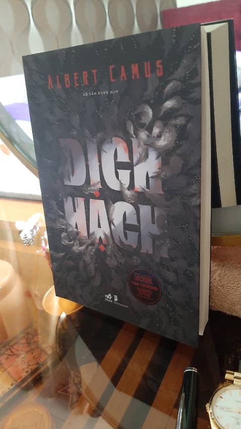 Sách đẹp, giấy không trắng lắm nhưng in chữ lớn nên dễ đọc, sách này đoạt giải Nobel Văn Chương chắc hẳn sẽ là nội dung hay nên mình mua về để đọc, vì chúng ta cũng đã vừa trải qua cơn Đại dịch Cúm Covid19 Vũ Hán bùng phát cả Thế giới, sự sống cái chết chỉ trong gang tấc mà thôi.