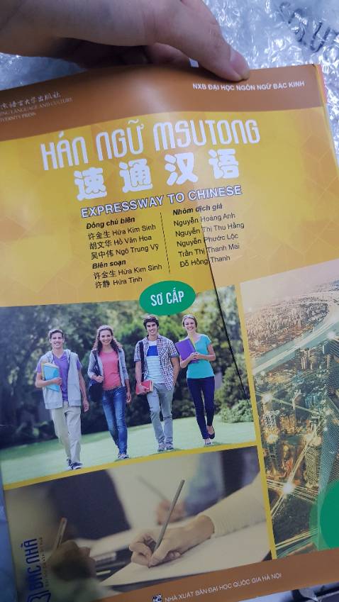 Mình khui bằng kéo cắt bên hông mở ra thì bìa sách bị rạch 1 đường, cong góc