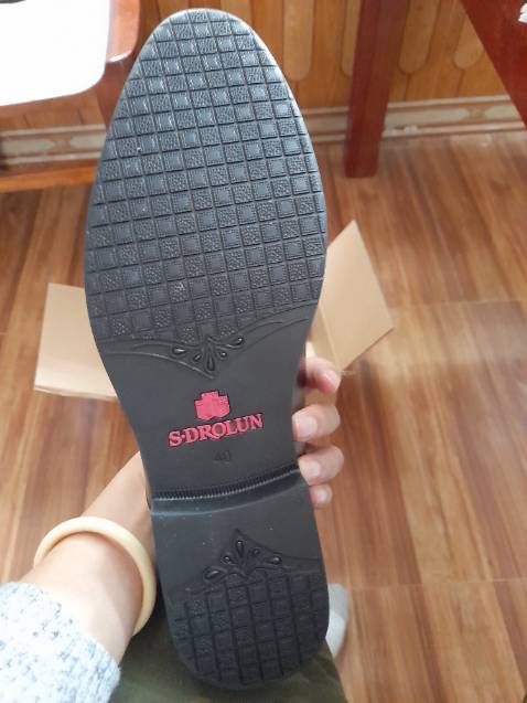 Cận tết mà tiki giao hàng rất nhanh. Giày đẹp, so với mức giá săn sale chưa tới 500k thì quá ổn. Nếu bền sẽ quay lại mua tiêpd