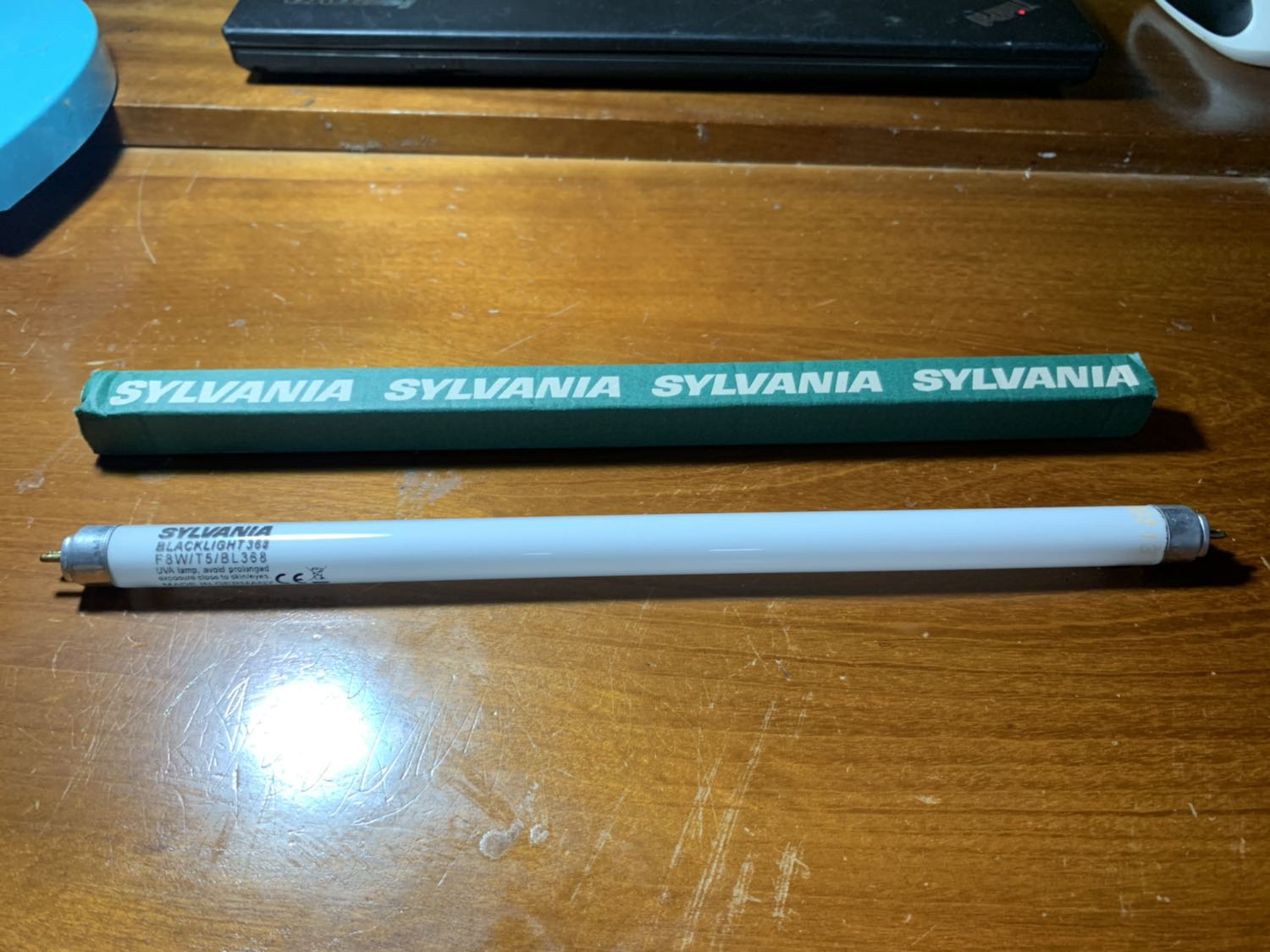 Tôi rất thất vọng về việc người bán sản phẩm này cung cấp thông tin không minh bạch.

Cụ thể: Bóng đèn diệt côn trùng 8W này được giới thiệu là bóng đèn thương hiệu Đại Sinh, xuất xứ nhập khẩu trực tiếp từ Hà Lan. Tuy nhiên, bộ 2 bóng đèn mà tôi nhận được khi đặt mua lại có tên thương hiệu là Sylvania, và trên bóng đèn lại ghi là Made in Germany, nghĩa là Sản xuất tại Đức. Vậy nghĩa là sản phẩm này không hề có xuất xứ Hà Lan. 

Nếu là bóng đèn Made in Germany thật thì đương nhiên là rất tốt. Tuy nhiên, địa chỉ website ghi trên bóng đèn là "www.havells-sylvania.com" lại là 1 địa chỉ website không có thật, không hề truy cập được. Vì thế, tôi rất nghi ngờ về việc bóng đèn này có sản xuất tại Đức thật không?

Như vậy, rõ ràng là có sự gian dối trong việc cung cấp thông tin về sản phẩm.

Theo quan sát của tôi, gía bán của sản phẩm này cao hơn rất nhiều loại bóng đèn diệt côn trùng khác trên thị trường. Khi tôi mua sản phẩm combo 2 bóng đèn này, giá bán là 2*** VND (chưa tính phí vận chuyển) - hiện tại thì giá thậm chí đã tăng lên 249.000 VND. 

Tuy nhiên, mặc dù giá cao, tôi vẫn quyết định mua sản phẩm này vì tôi tin tưởng đây là sản phẩm Hàng chính hãng Hà Lan (theo như giới thiệu). 

Tôi vô cùng thất vọng.