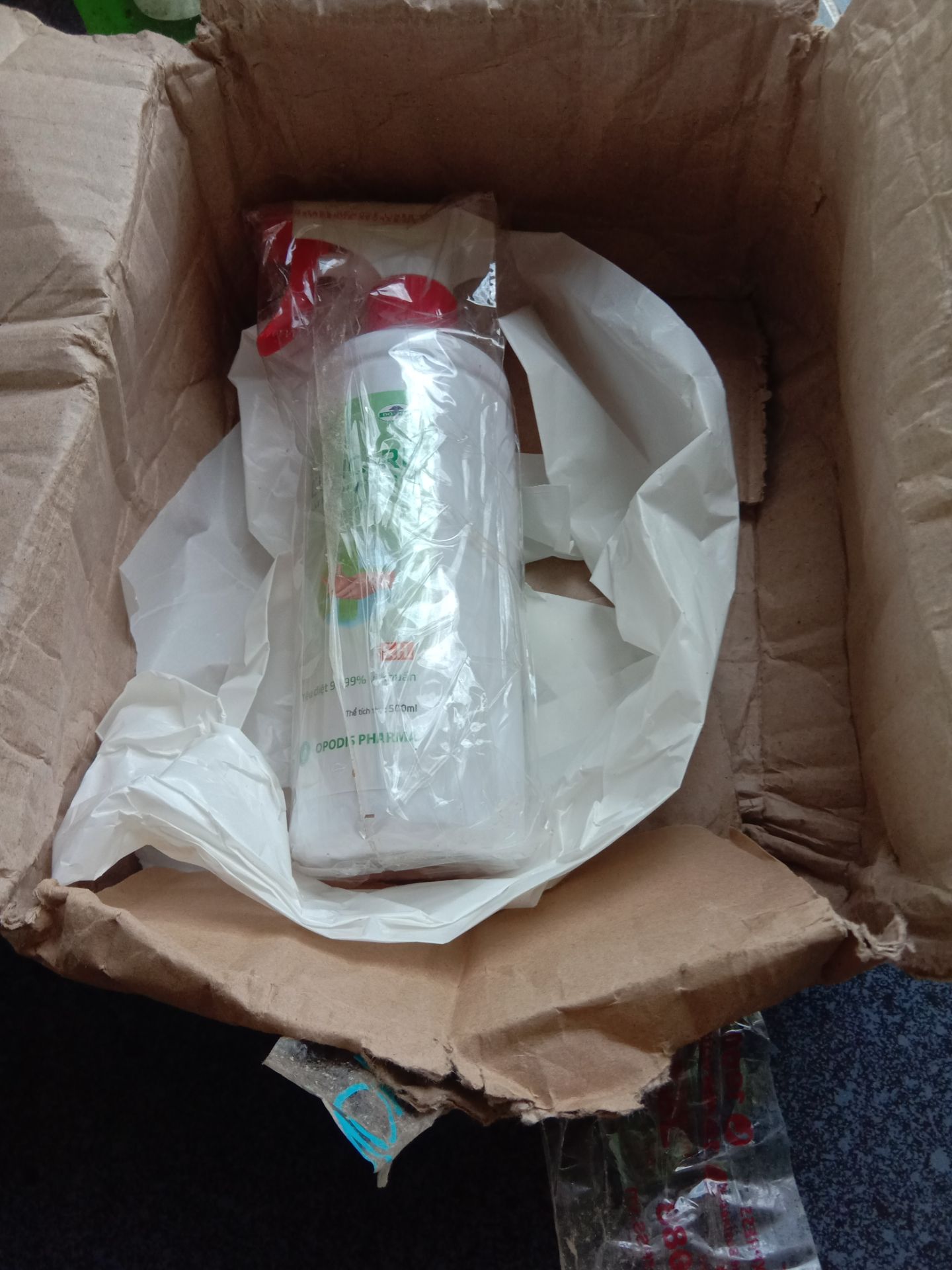 Đặt 2 mà gửi có 1 chai, khiếu nại điện tới lui bảo sẽ hoàn tiền do hết hàng bảo gửi stk, 1 ngày sau bảo có hàng để gửi bổ sung đợi mãi đến hôm nay điện bảo lý do chị không cung cấp camera nhận hàng, không quay lại lúc khui hàng nên không xử lý được. Cuối cùng tôi mất tiền. Mọi người cẩn thận khi mua. Tôi là không dám mua trên cái tiki này nữa rồi. Xóa app luôn.