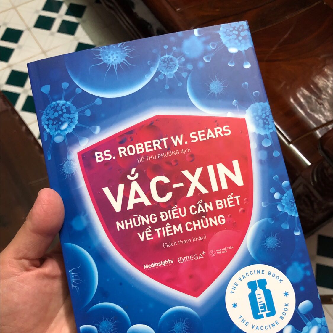 Mình tìm đọc vì có con nhỏ, thật hoang mang khi các trung tâm dịch tễ yêu cầu chích rất nhiều vaccin và mình không có đủ thông tin, thật may mắn vì có cuốn sách này giúp mình hiểu tầm quan trọng những mũi tiêm cần thiết cho con
