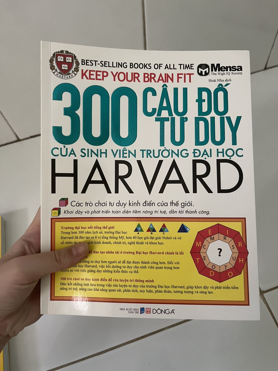 Sách mới khoảng 95% vì chữ tiêu đề sách bị bong tróc chút xíu và góc sách bị nhăn. Giao hàng nhanh (1 ngày đã nhận được) tuy nhiên gói hàng chỉ có mỗi cái hộp carton và sách không được gói bọc chống sốc hay gì cả. Nhưng vì giá rẻ nên vẫn cho 5 sao. Mong Tiki kiểm tra lại khâu đóng gói và kiểm tra lại chất lượng/ngoại hình sản phẩm trước khi giao.