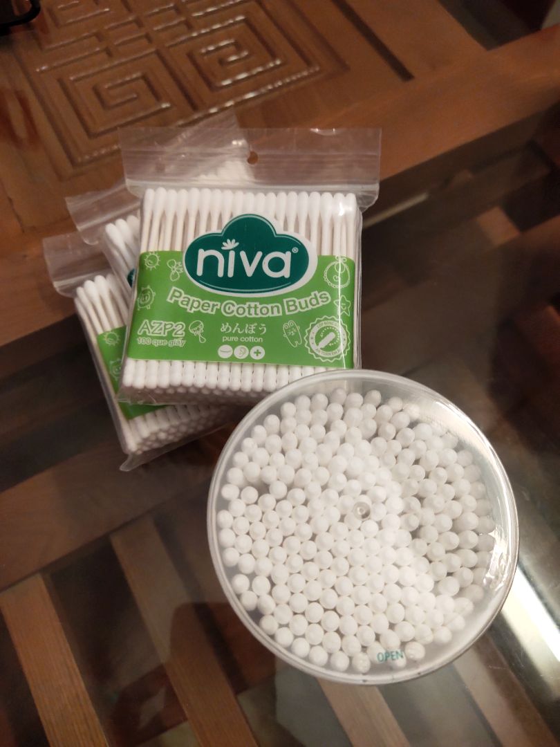 đóng gói cẩn thận, giao hàng nhanh. thân tăm bông mảnh dẻ và hơi mềm, đầu tăm bông cũng hơi nhỏ. khi dùng cầm que tăm bông thấy không được chắc chắn lắm