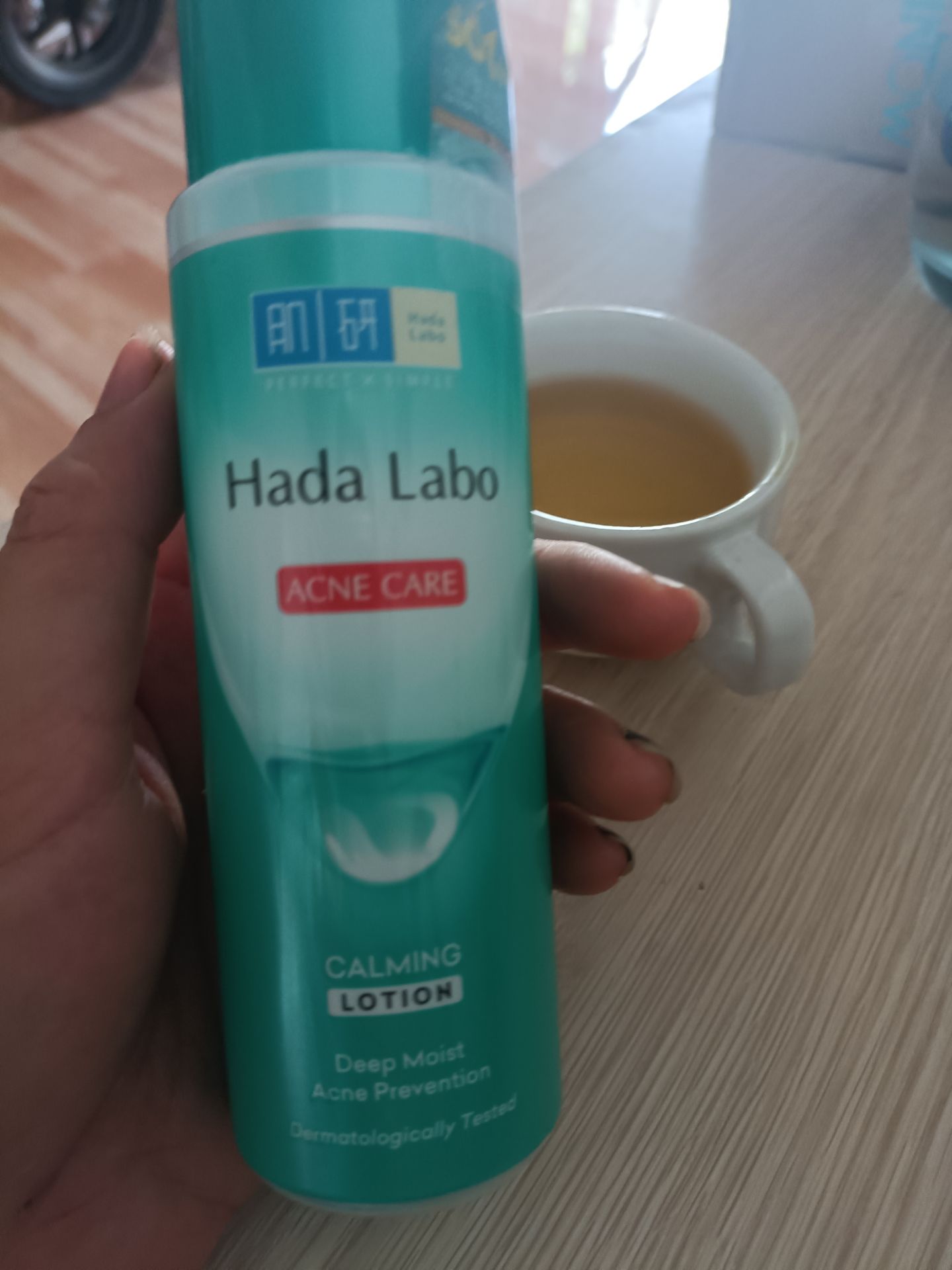 Giao hàng nhanh, sp dưỡng ẩm vừa phải ko dính dớp. Thích hợp cho việc cấp ẩm tạm thời và lớp dưỡng nhẹ buổi sáng sau bước rửa mặt và trước bước kem chống nắng.