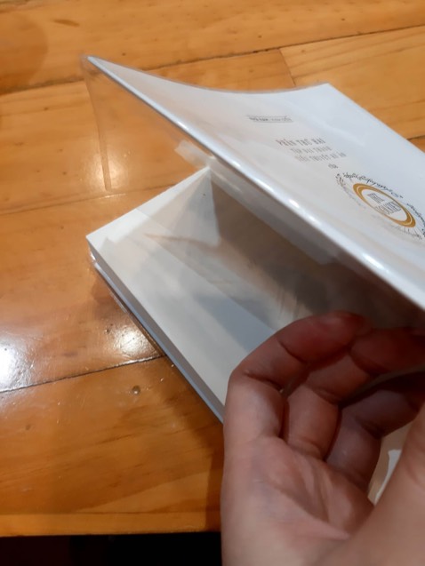 Vừa unbox mình đã thấy bọc sách đã đứt đến 3 mép trong khi so sánh thì cũng bọc không bị chật so với bìa hay thế nào. Mình mua để sưu tầm nên thực sự thấy không hài lòng.