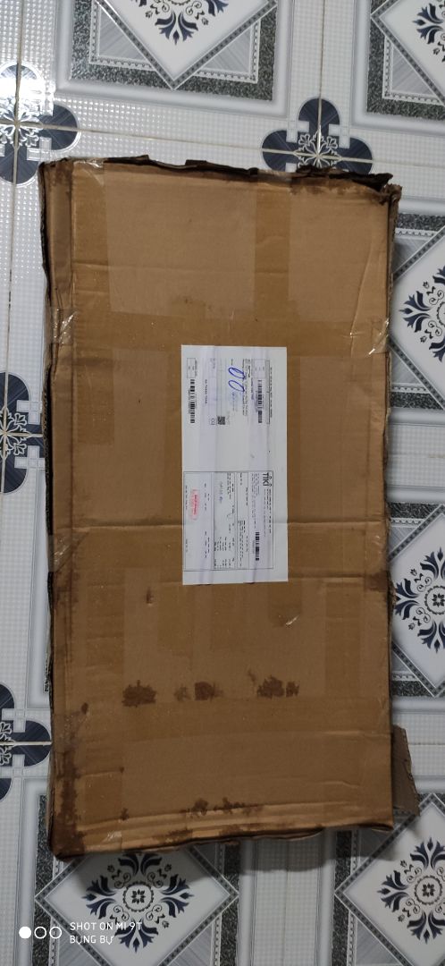 Sản phẩm: 4 sao, vì đơn hàng giao từ HN vào SG nhưng chỉ bọc bằng bìa carton, bề mặt bàn đáng ra nên bọc thêm 1 lớp giấy hoặc nhựa để không bị trầy. Lỗ khoan sẳn để bắt vít bị lệch, khi bắt vít vô làm xuất hiện vết nứt.
Vận chuyển: - 2 sao, giao hàng quá lâu, dự kiến giao thứ 5 mà qua tuần sau mới giao, thời buổi dịch bệnh nhờ người khác nhận giúp rất phiền phức. Mình - 2 sao này ko liên quan đến sản phẩm, cái này thuộc về tiki và đơn vị vận chuyển.
Đền bù + 1 sao, tổng 3 sao.