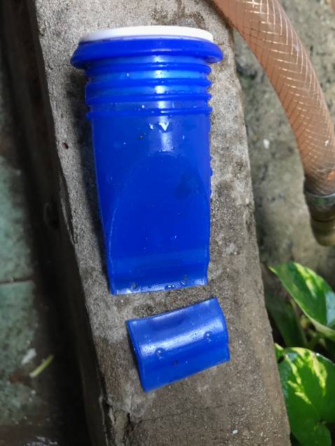 Tôi mua sản phẩm này đẻ gắn chỗ thoát nước ngoài sân với tình trạng như sau:
- nhiều gián, trùng  trong ống thoát nước. 
- Nước sẽ tràn lên nếu mưa to.

Sản phảm này có 3 phần: phần nắp lỗ to, phần nắp lỗ nhỏ và phần thân màu xanh.
sản phẩm này nó không vừa, nên tôi không tể dùng phần nắp lỗ to được. 
Tôi bắt đầu *** thử và kết quả như sau: 
- Hình thứ 1: tôi xả nước 1 khoản 20s thì thấy nó thoát nước rất chậm. Sau 2 phút, vẫn chưa rút nước hết được.
- Hình thứ 2: tôi cắt bớt đi, xem coi như thế nào. 
- Hình thứ 3: tôi xã nước hơn 1 phút, nước thoát nhanh => vừa ý tôi

Tôi rút ra kết luận như sau: 
trong trường hợp của tôi, Sản phẩm này chỉ giải quyết ngăn chặn gián, hạn chế mùi hôi. . 
còn việc chặn nước tràn lên (nếu không xài nắp lỗ to, thì không thể làm được. 

Với giá 9k/cái thì tôi thấy sản phẩm này đủ ổn, giải quyết vấn đề bình thường. 

Nếu đường nước nhà bạn thườn xuyên bị tràn lên thì tôi nghĩ sản phẩm này không giúp bạn được.