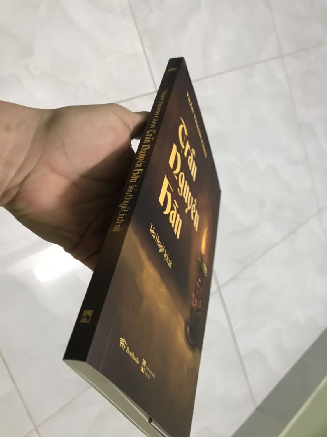 Chất lượng tốt. Nội dung truyện lôi cuốn lắm. Dù biết là một phần của lịch sử mà đọc xong vẫn thấy buồn.