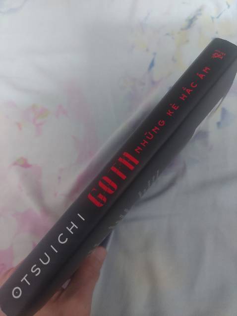 Tác phẩm bao gồm 6 truyện ngắn lột tả một xã hội, một lối sống vô cảm với những cá nhân dị thường đa nhân cách pha trộn giữa nhân tính và phi nhân tính . Nội dung viết chủ yếu về những nhân vật vị thành niên nhưng cũng hạn chế người đọc dưới 18 tuổi rõ ràng là nghịch lý mà tác giả đặt ra nhưng điều này là hợp lẽ  cho một tác phẩm hàm chứa quá nhiều yếu tố rùng rợn kinh dị.