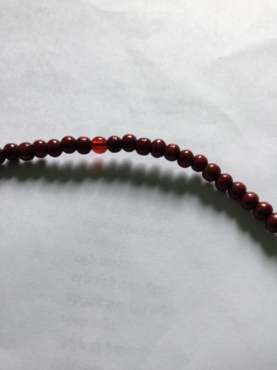 Nhỏ hơn mong đợi. Nhìn hình của shop cứ nghĩ nó sẽ lớn, ai dè.... Trong hình, mình đặt vòng trong tờ A4, để mọi người có thể hình dung. Và có thêm vài hạt bằng nhựa, hic. Cái cuối cùng kg thích là “made in China”!