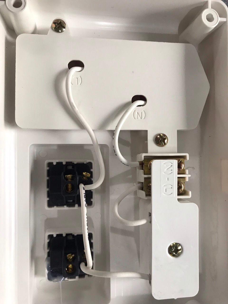 Phía sau thấy ghi (L) mà lại nối vào cầu chì? Dây nóng vào cầu chì chứ?