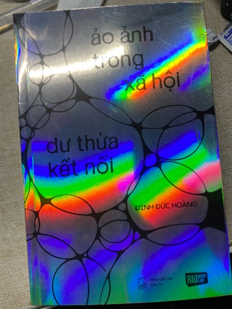 Ấn tượng bởi cái bìa rồi mới tìm hiểu nội dung thấy hấp dẫn mình. Rồi đặt từ đầu tuần, trải qua bao chặng đèn đỏ thì emno cũng về tới tay mình. Des đẹp dự định mua làm quà tặng cũng được
