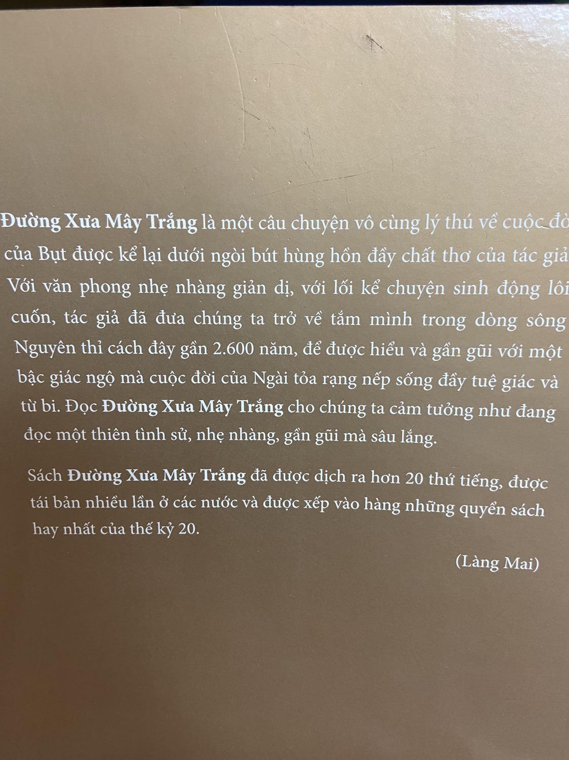 Sách cũ và bẩn, có nhiều vết xước. Ko phải kiểu để lâu nên cũ mà là sách cũ. Những sách giá trên 200k đều có lớp bóng kính bảo vệ, nhưng sách này ko còn, chỉ đc bọc 1 lớp màng bọc thực phẩm. Do là sách về Đức Phật nên mình sẽ ko yêu cầu đổi trả nhưng một cuốn sách giá trị mình rất muốn nó mới và thơm mùi sách chứ ko phải nhận một cuốn sách cũ thế này. Hơi buồn nhưng chắc do duyên. Mong nhà sách làm việc tốt hơn