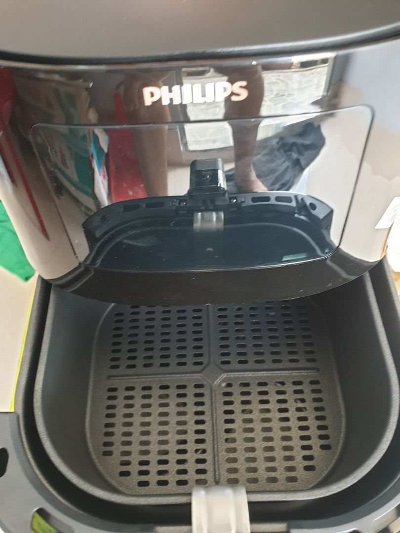 Thời gian giao hàng trễ hơn 1 ngày so với dự kiến nên trừ 1 sao
Shipper giao hàng thân thiện, được kiểm tra hàng trước khi thanh toán.
Sản phẩm mới nguyên, tự tay unbox nên thích lắm. Kiểu dáng, màu sắc sang trọng không bị cấn móp hay trầy xướt.
Đợt 12/07 vừa rồi Philips có chương trình Sale Sốc và áp dụng kèm voucher giảm giá nên mua được sản phẩm với giá rất tốt.
Sẽ trải nghiệm trực tiếp để xem chất lượng của Nồi Chiên Không Dầu nhà Philips thật sự có tốt không nhé.